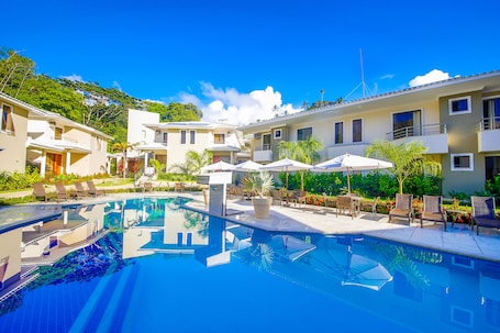 Outdoor pool, open 10 AM to 10 PM, pool umbrellas, sun loungers. Portal Ville Praia - Rede Soberano