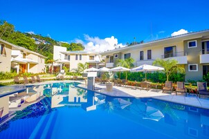 屋外プール、営業時間 10:00 ～ 22:00、プール パラソル、サンラウンジャー