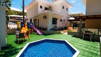 Piscina externa, funciona das 10h às 22h, guarda-sóis, espreguiçadeiras