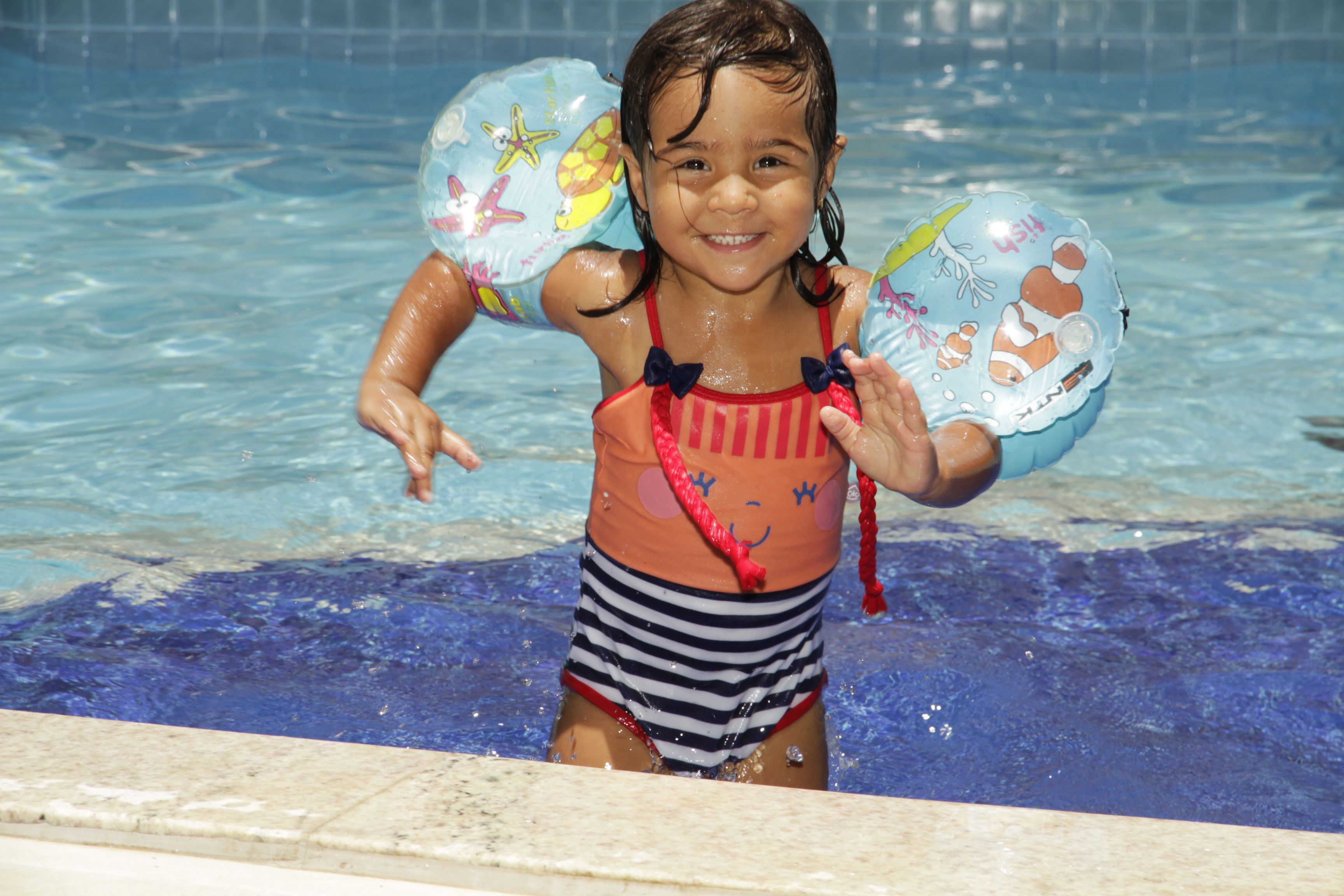 Piscina externa, funciona das 10h às 22h, guarda-sóis, espreguiçadeiras