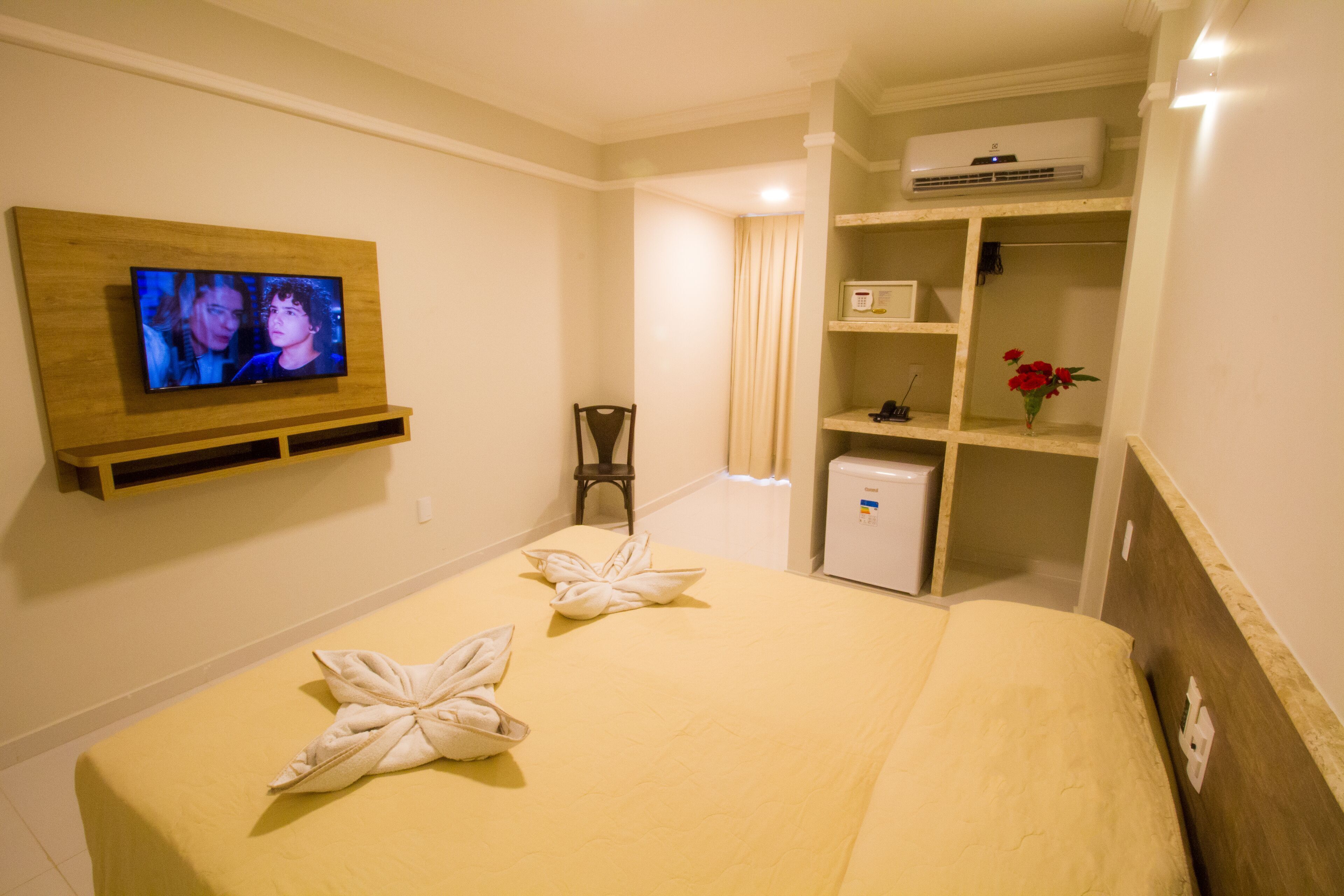 Frigobar, cofres nos quartos, cortinas blackout, berços grátis