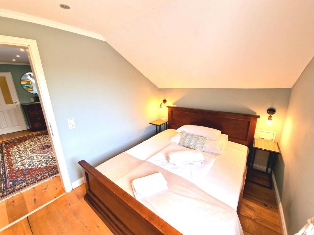 Ein Schlafzimmer mit einem hölzernen Bett, zwei Nachttischlampen und einem Nachttisch.