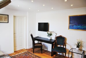 Luxury Double Room, 1 Bedroom, Garden View, Garden Area | Living area