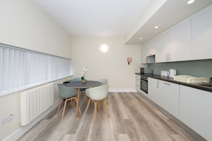 Fridge, microwave, oven, stovetop - Victoria Mills (Cork)