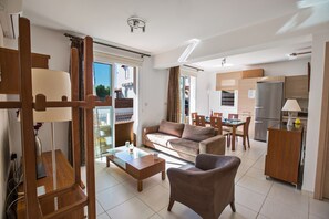 Villa, eigener Pool | Wohnbereich | 40-Zoll-LCD-Fernseher mit Satellitenempfang, Fernseher, DVD-Player