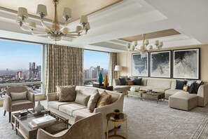 Minibar, in-room safe, desk, blackout drapes - Shangri-La The Fort, Manila (Taguig)