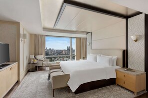 Minibar, in-room safe, desk, blackout drapes - Shangri-La The Fort, Manila (Taguig)