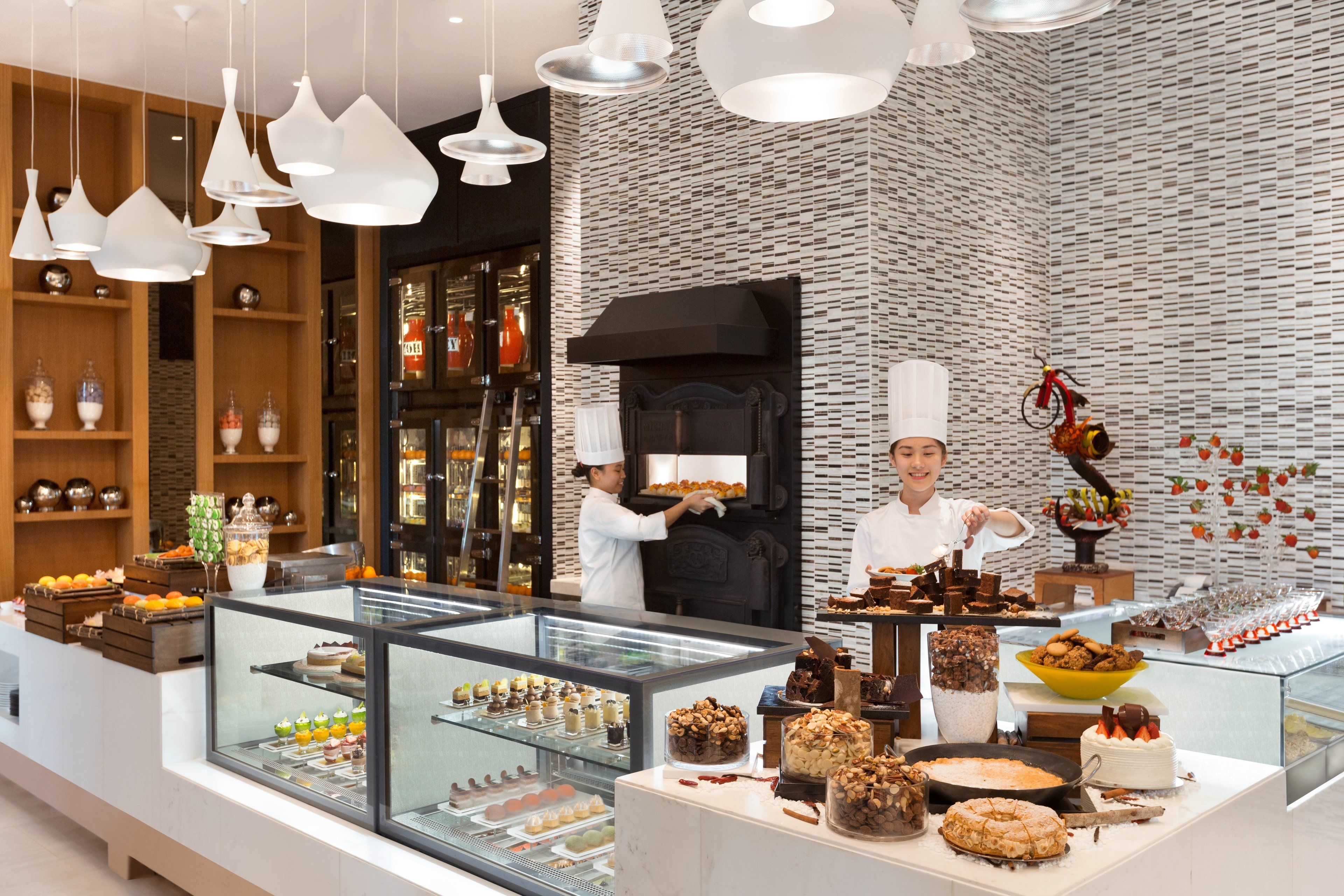 15 restaurants, breakfast, lunch, dinner served; international cuisine