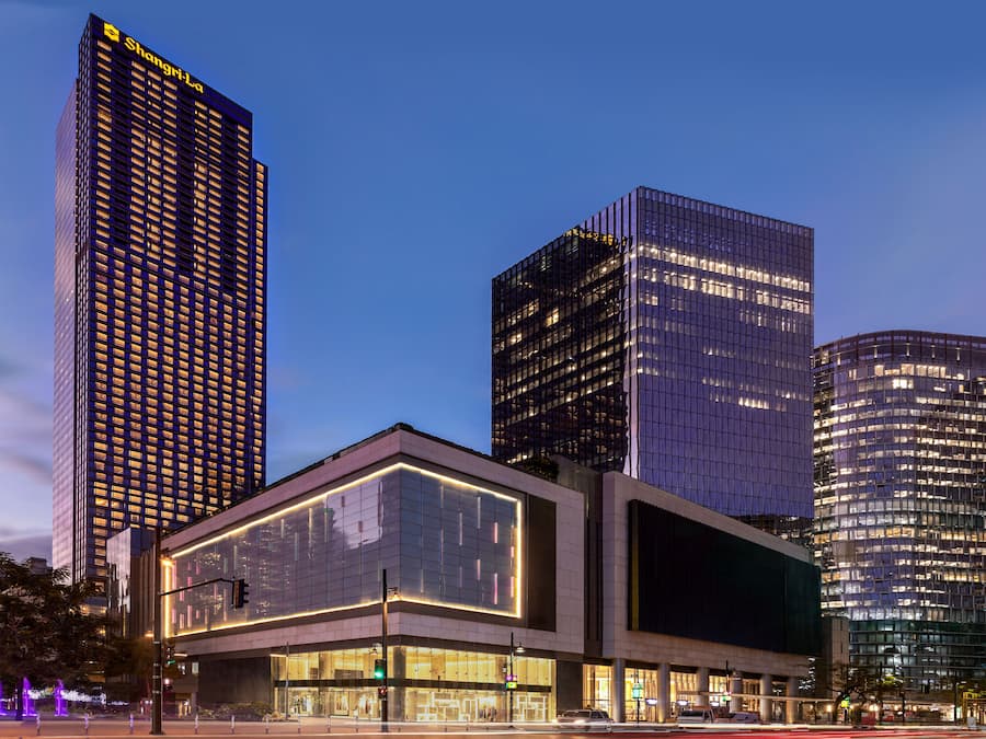 Fachada de la propiedad por la tarde o noche