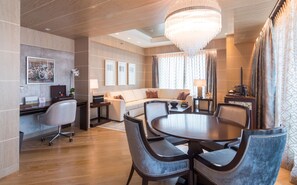 Minibar, in-room safe, desk, blackout drapes - Shangri-La The Fort, Manila (Taguig)