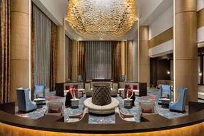 2 bars/lounges, 2 poolside bars - Shangri-La The Fort, Manila (Taguig)