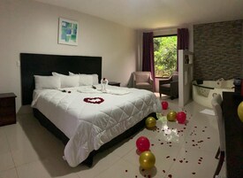 套房 | 起居区 | 21-英寸液晶电视 （配备有线频道）、电视