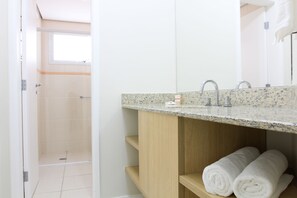 Minibar, Zimmersafe, individuell dekoriert, Schreibtisch