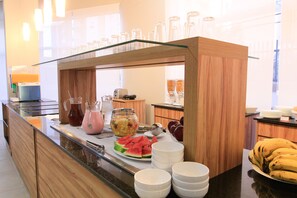 A breakfast buffet with various food items and beverages. - The World Indaiatuba (Indaiatuba)
