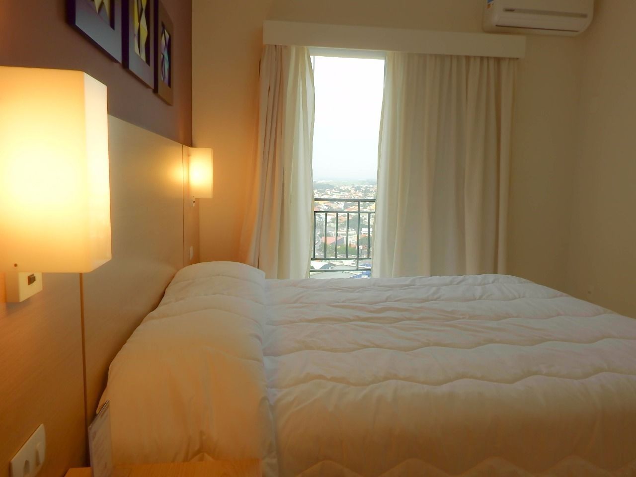 Deluxe Room | Minibar, in-room safe, individually decorated, desk