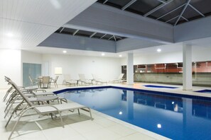 2 Innenpools, geöffnet von 10:00 Uhr bis 21:00 Uhr, Liegestühle