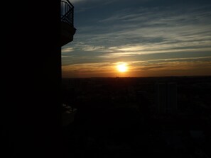 A sunset over a cityscape with buildings silhouetted against the sky. - The World Indaiatuba (Indaiatuba)