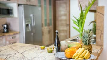 Villa, 3 chambres, vue océan | Cuisine privée | Réfrigérateur, micro-ondes, four, plaque de cuisson