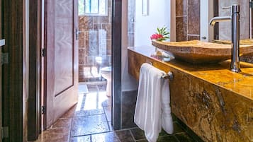 Douche, articles de toilette gratuits, sĂšche-cheveux