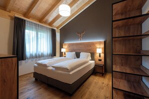 Premium bedding, desk, blackout curtains, soundproofing - Pradas Resort Brigels (Brigels)