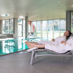 Piscina interna, piscina externa sazonal, espreguiçadeiras