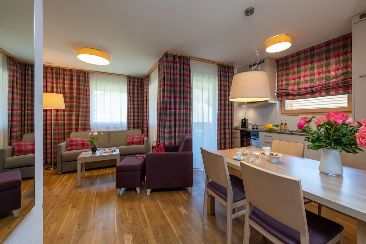 Flat-screen TV, heated floors