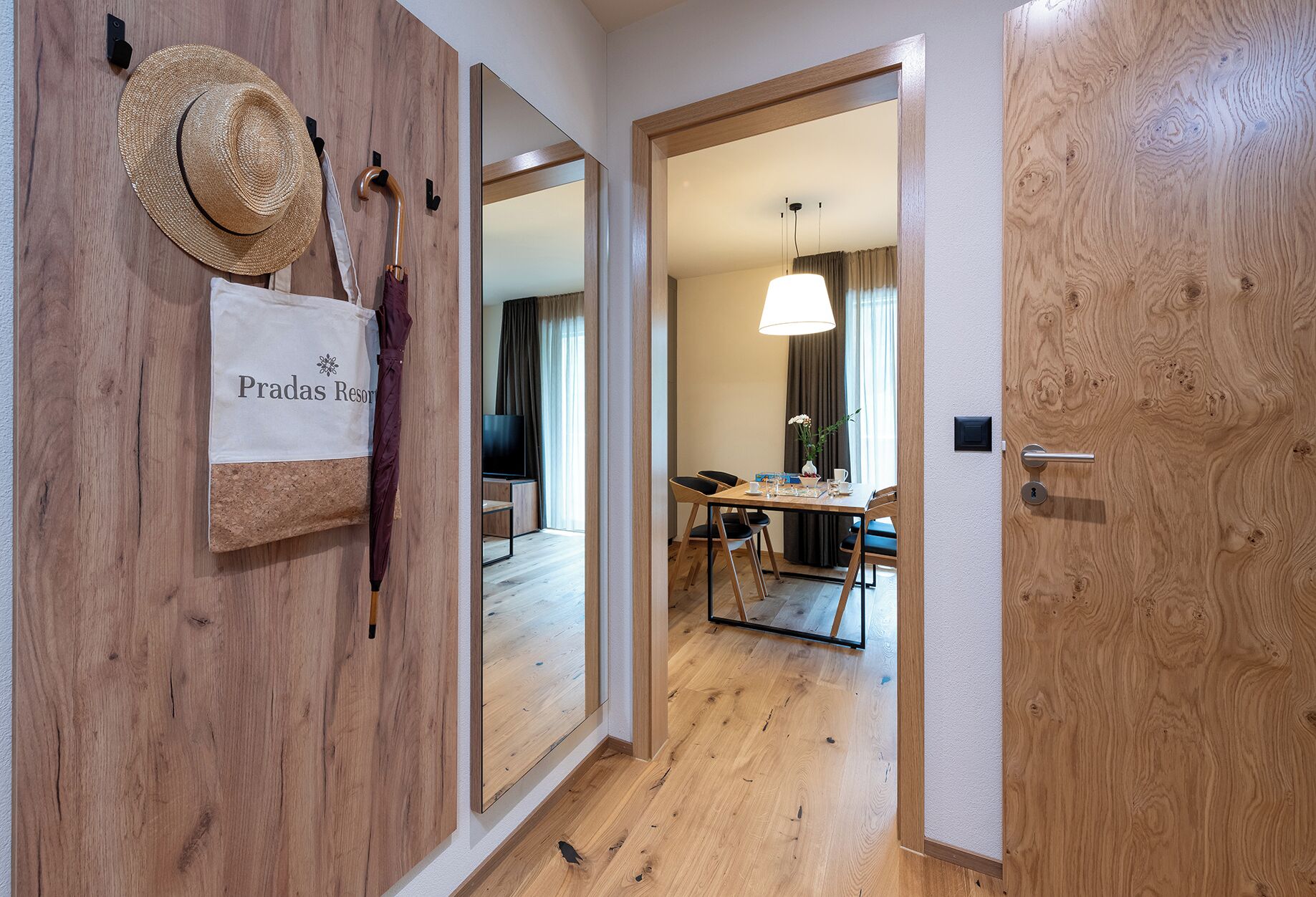 Un intérieur en bois comprenant un coin repas, un miroir et une enseigne indiquant « Pradas Resort ».