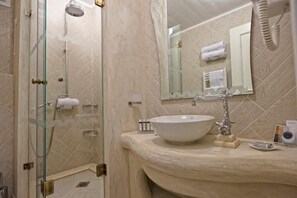Deluxe Double or Twin Room | Bilik Mandi | Pancuran mandi, kelengkapan dandanan diri berjenama, pengering rambut 