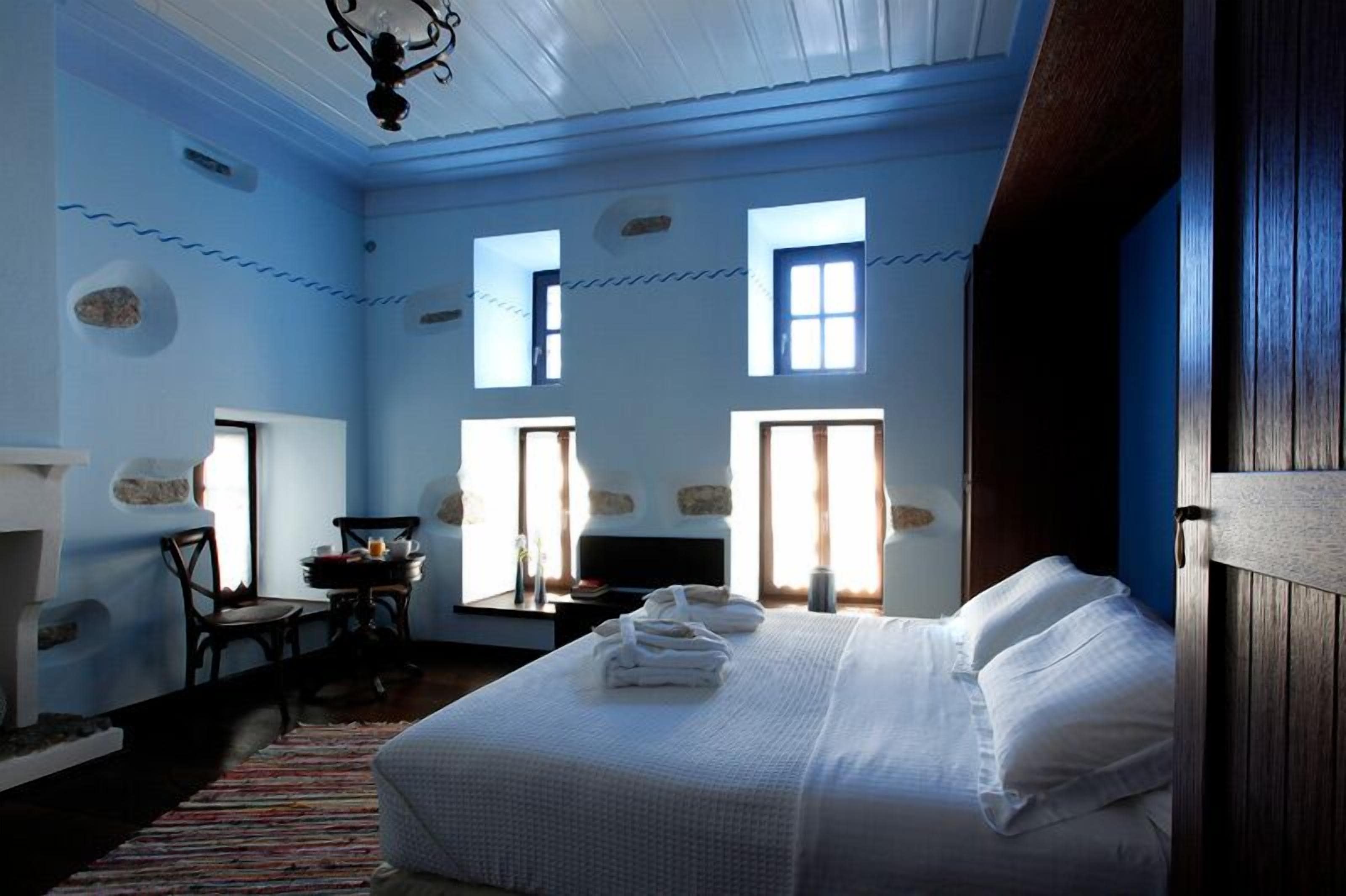 Junior Suite | Minibar, in-room safe, soundproofing, iron/ironing board