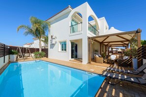 Piscina externa sazonal, guarda-sóis, espreguiçadeiras