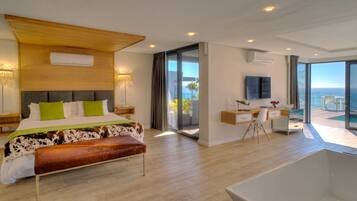 Suite, privézwembad | Luxe beddengoed, een gratis minibar, een kluis op de kamer, een bureau