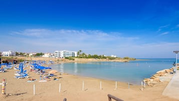Playa en los alrededores, camastros y sombrillas