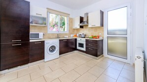 Private kitchen - Sirena Bay Villa 14 (Paralimni)