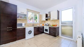Villa, 3 habitaciones | Cocina privada | Refrigerador con congelador, microondas, horno y parrilla de estufa