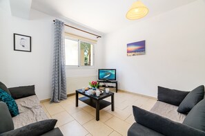 Villa, 3 chambres | Salle de séjour | Télévision LCD de 40 pouces avec chaßnes par satellite, télévision