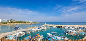 Vlak bij het strand, ligstoelen aan het strand, parasols