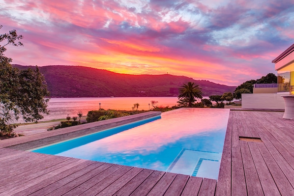 2 outdoor pools, pool umbrellas