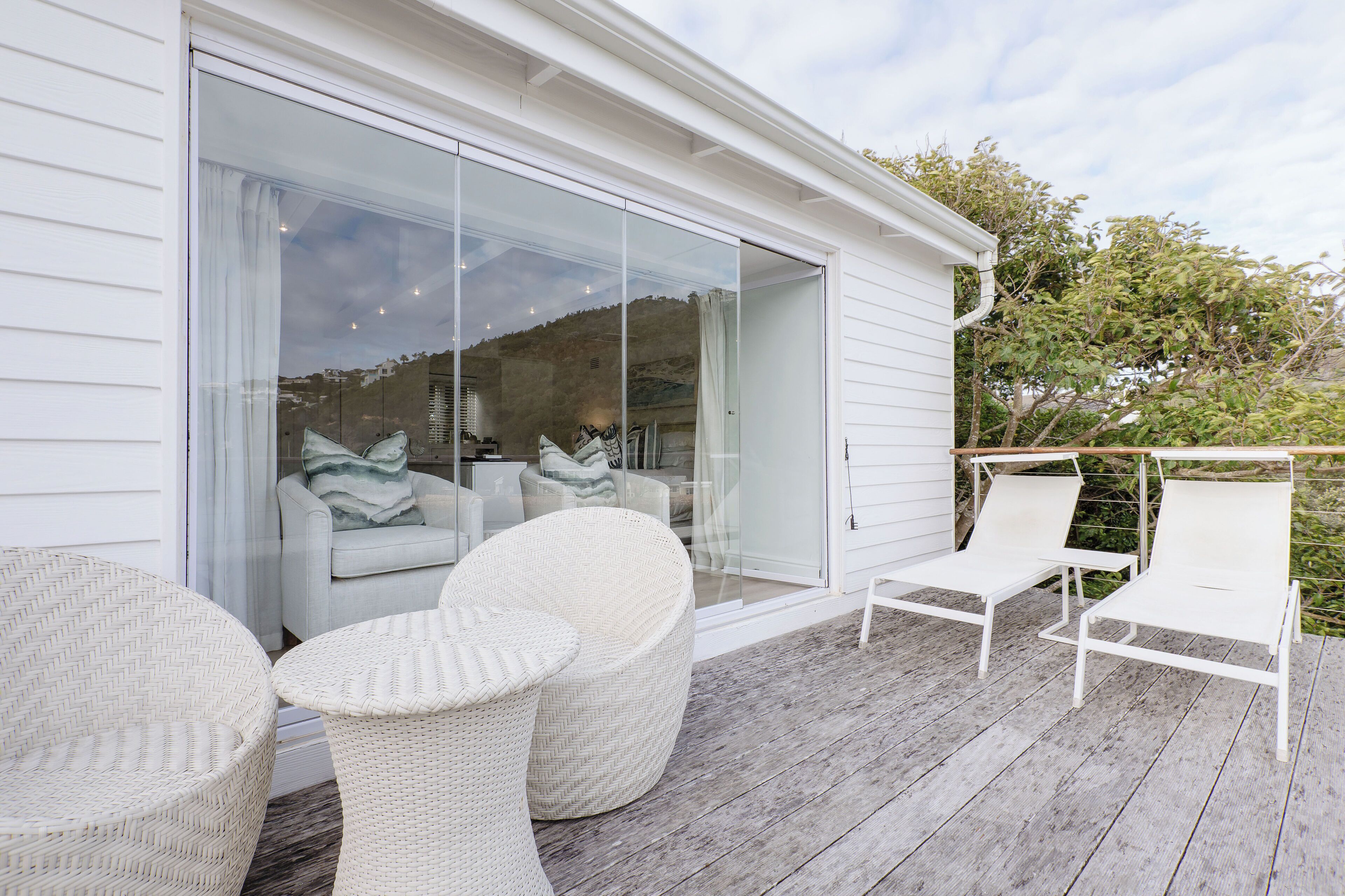 Suíte superluxo, 1 cama King, sacada, vista para a lagoa | Cozinha privada | Geladeira, chaleira elétrica