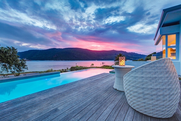 2 albercas al aire libre y sombrillas en la alberca