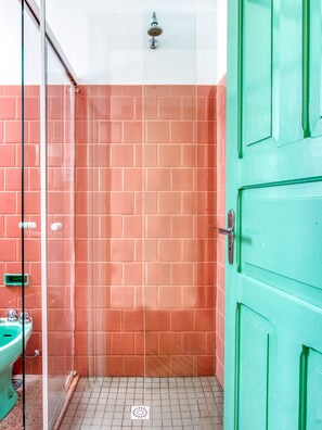 Triple Room, 3 Single Beds | Bathroom | Shower, free toiletries, hair dryer, towels - Cervantes Hotel (Curitiba)