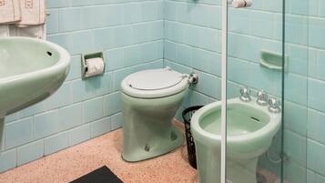 Triple Room, 3 Twin Beds | Bathroom | Shower, free toiletries, hair dryer, towels