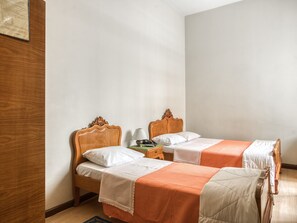 Triple Room, Multiple Beds | Minibar, desk, free WiFi, bed sheets - Cervantes Hotel (Curitiba)