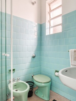 Double Room | Bathroom | Shower, free toiletries, hair dryer, towels - Cervantes Hotel (Curitiba)