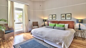 Chambre avec lits jumeaux, balcon | Coffres-forts dans les chambres, fer et planche à repasser