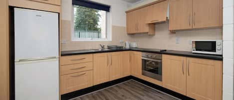 Refrigerador, microondas, horno, placa de cocina