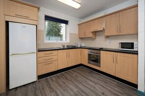 Fridge, microwave, oven, stovetop - Castlewhite Apartments (Cork)
