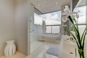 Ocean View Retreat | 욕실 | 별도의 욕조 및 샤워 시설, 무료 세면용품