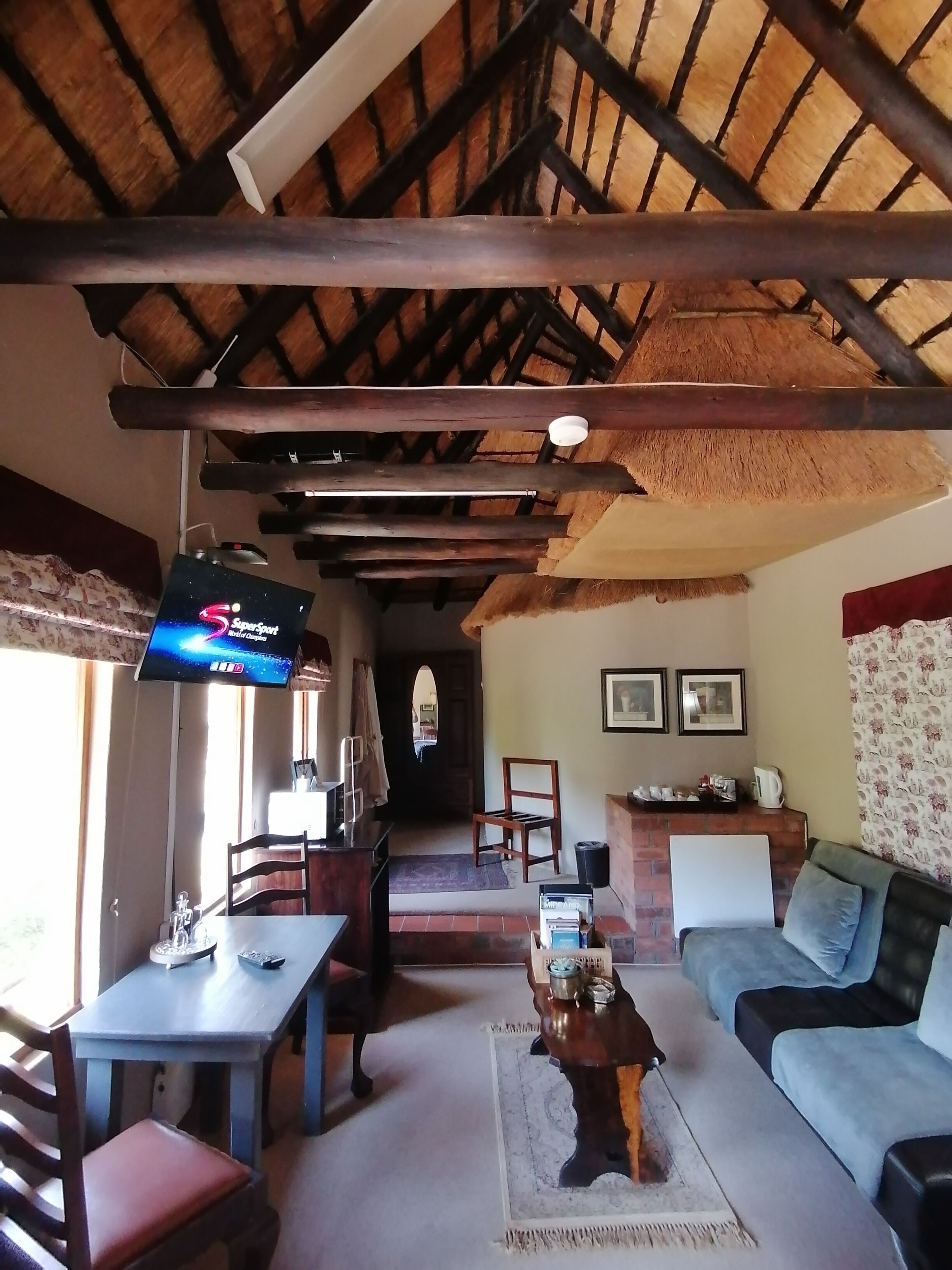 Classic Studio (Otter) | Living area | 60-cm flat-screen TV with satellite channels, TV