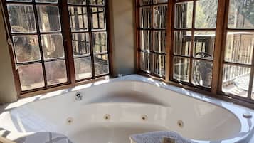 Standard Cabin, 1 King Bed, Balcony, River View (Guinea Fowl ) | Bathroom | Separate tub and shower, free toiletries, hair dryer, towels