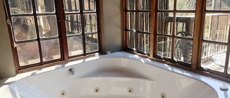 Chalet rustique Standard, 1 trÚs grand lit, balcon, vue sur le fleuve (Guinea Fowl ) | Salle de bain | Baignoire et douche séparées, articles de toilette (gratuits)